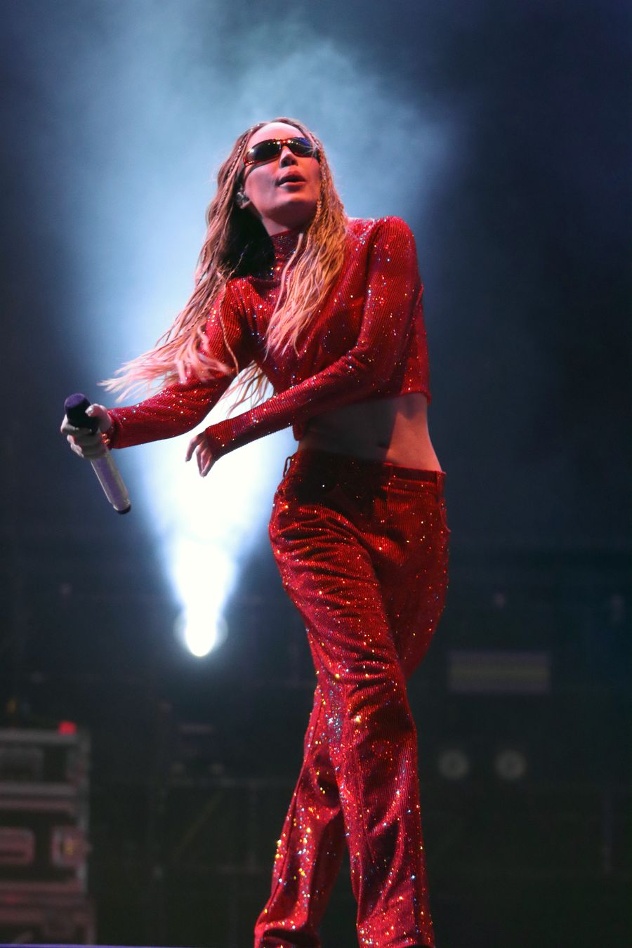 Belinda arrasa con un look rojo en el Tecate Emblema. 