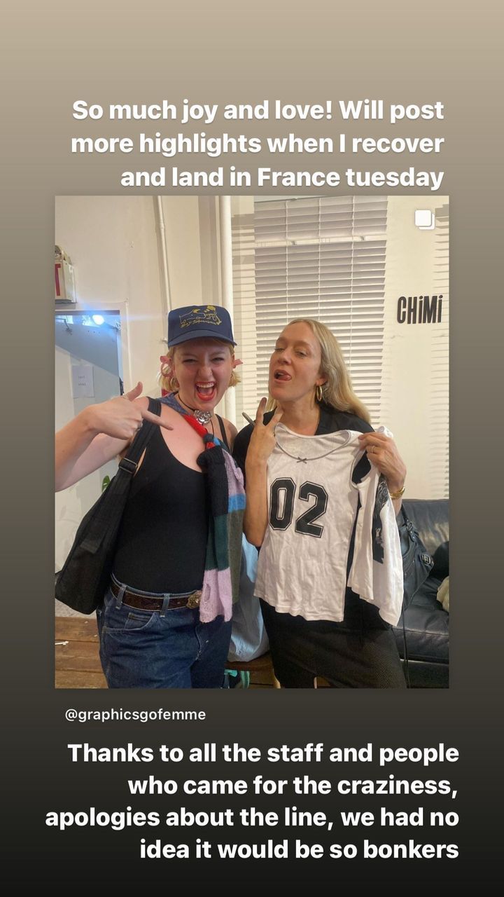 Chloë Sevigny hace una exitosa venta de ropa y accesorios. 