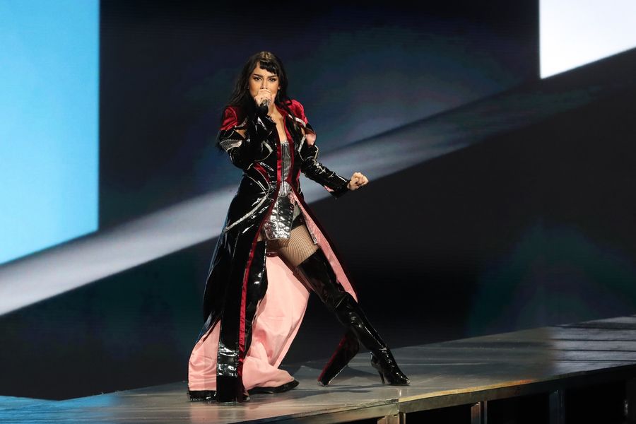 Danna Paola salva el Tecate Emblema. 