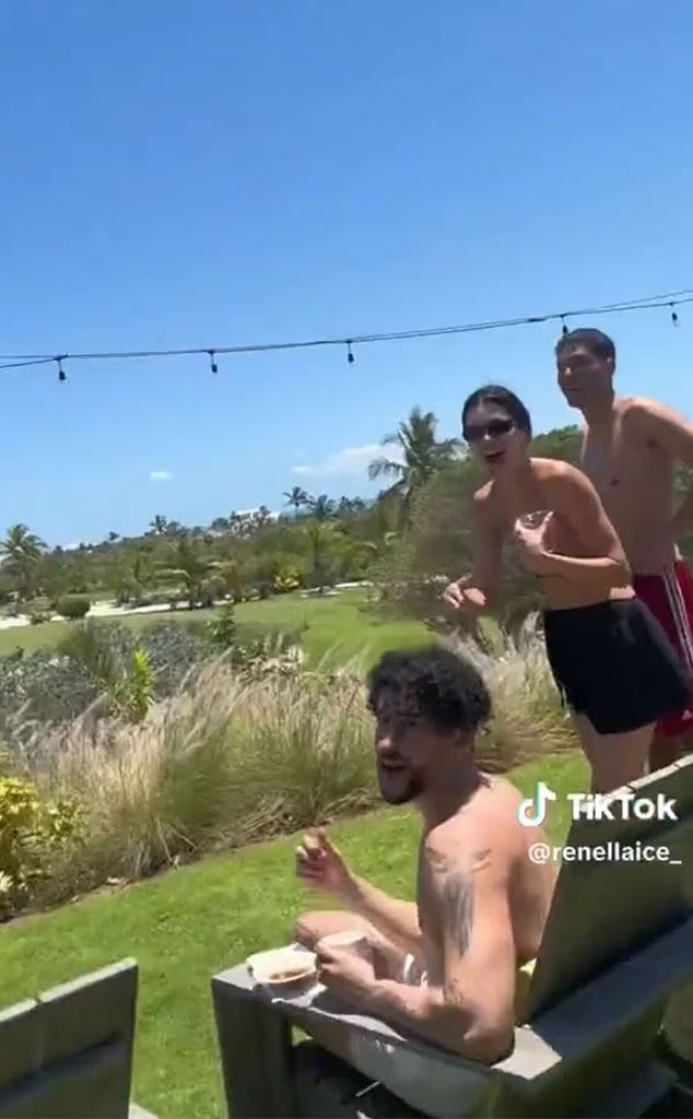 Kendall Jenner y Bad Bunny están disfrutando de unas vacaciones en la playa.