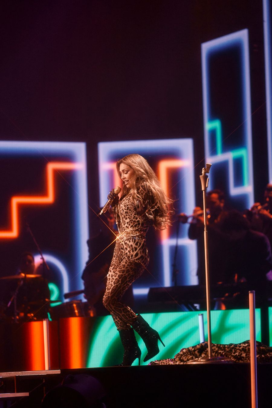 Thalia lleva el look de leopardo de Kim Kardashian a otro nivel. 