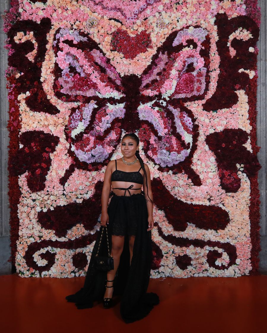Yalitza llevó un look de la colección Primavera-Verano 2023 de Dior.