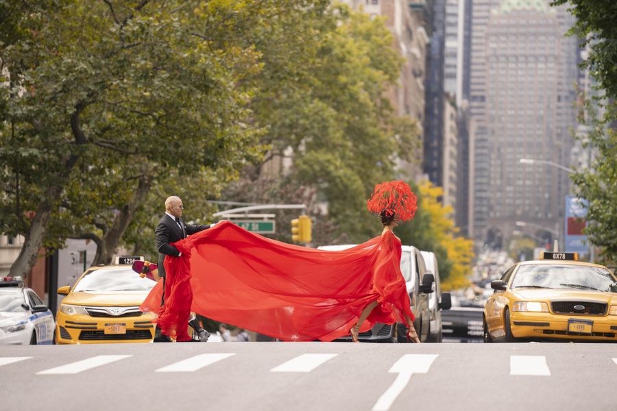 Lisa usó un vestido rojo para ir a la Met Gala en el primer capítulo de la segunda temporada de And Just Like That.