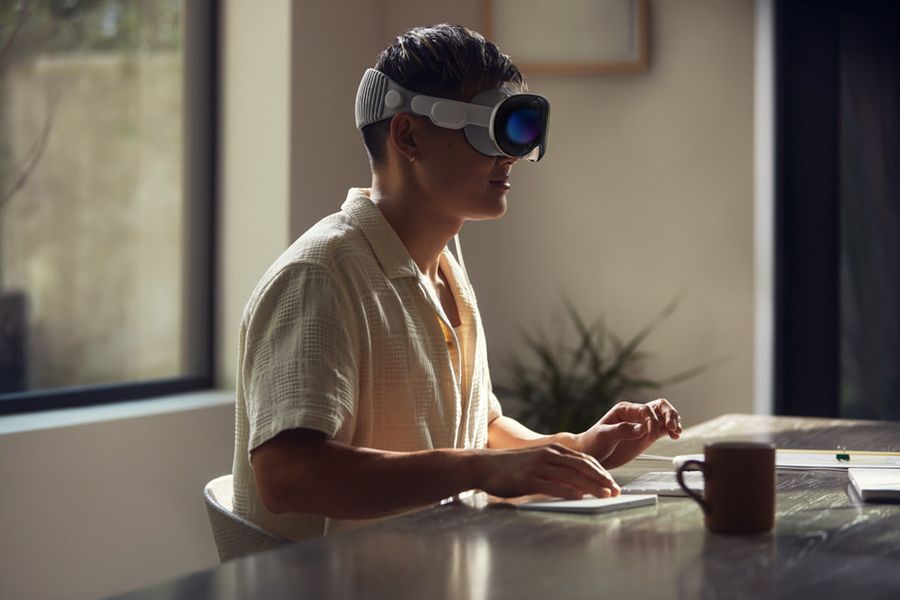 Apple-WWCD23-Vision-Pro-lifestyle-working-230605_big.jpg.large.jpg