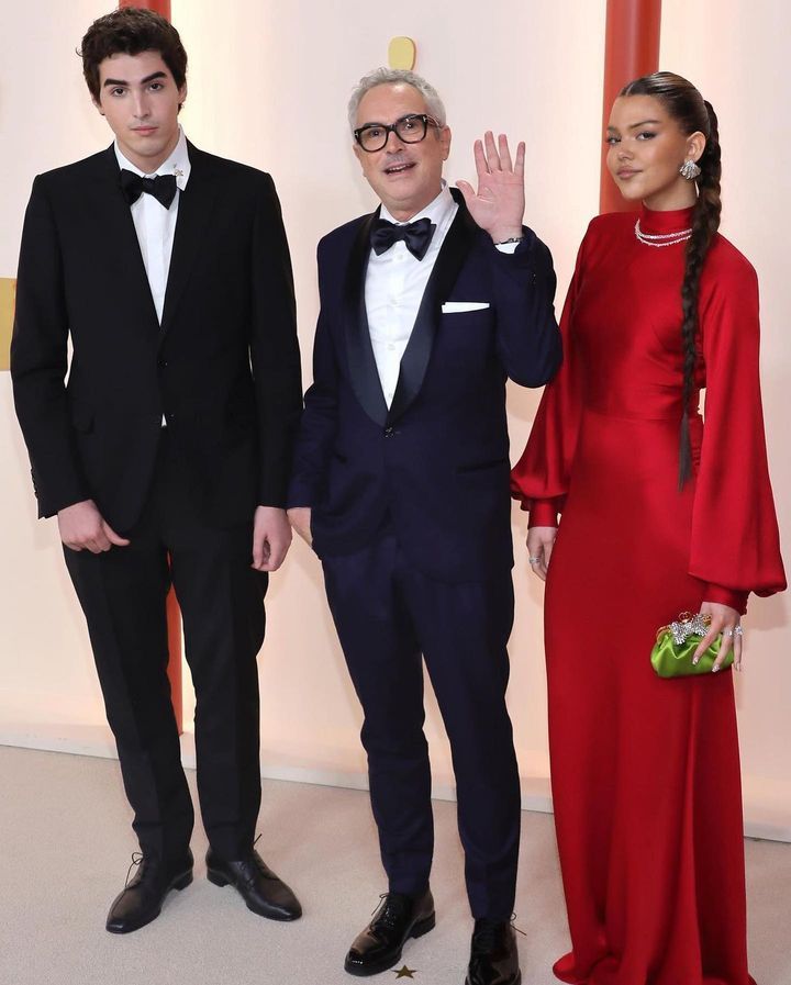 Bu Cuarón deslumbró en la red carpet de los Oscar.