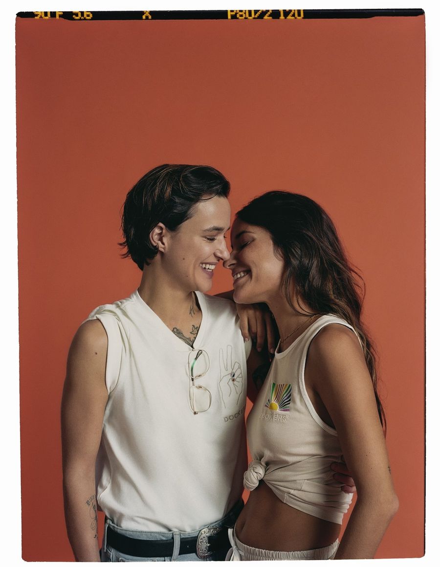 pareja de mujeres con look de dockers colección pride 2023