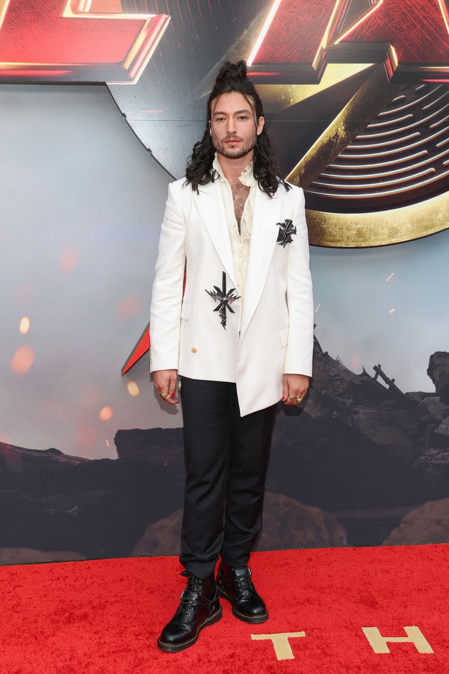 Ezra Miller aborda su mal comportamiento en la premiere de The Flash.