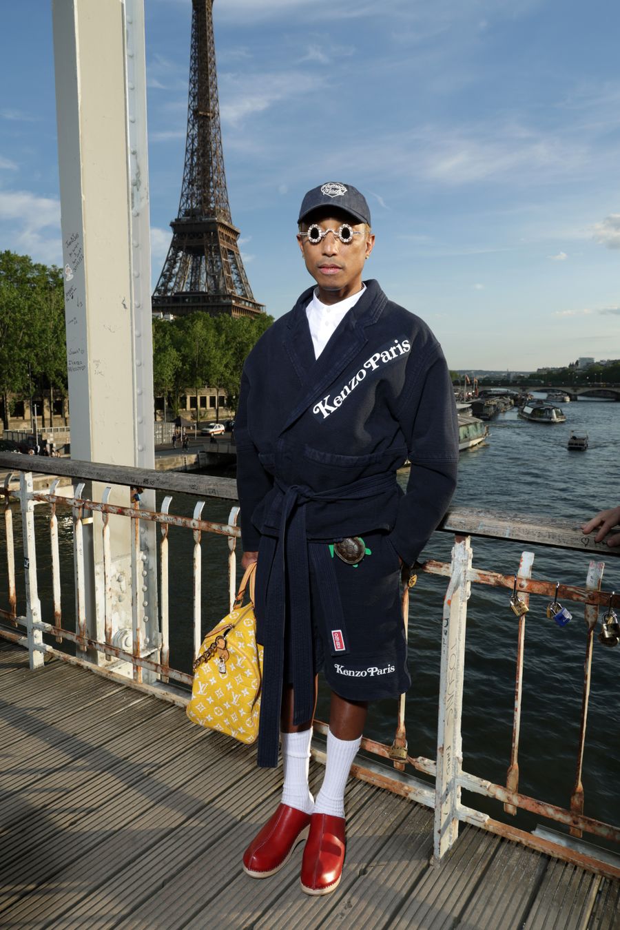 Pharrell Williams en el desfile de Kenzo con la bolsa "Millonaire" de Louis Vuitton.