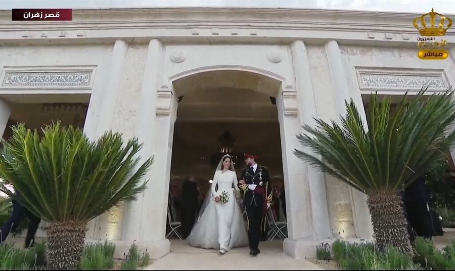 Los recién casados saliendo de la ceremonia.