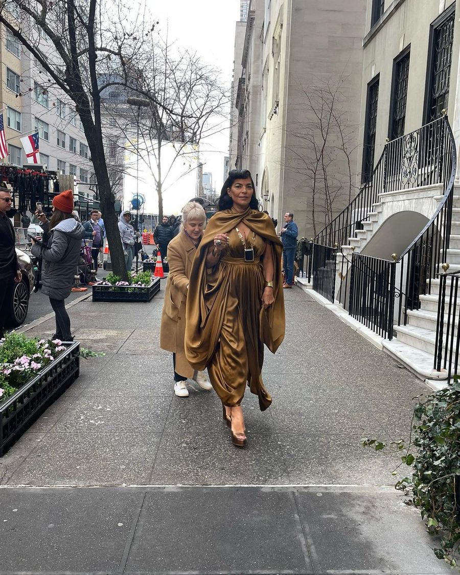 Seema usa un diseño Balmain para ir a la Met Gala en And Just Like That.