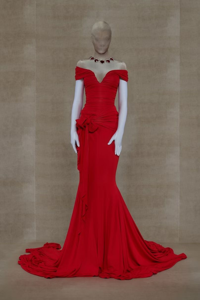 Vetements moderniza el vestido rojo de Julia Roberts en Pretty Woman.