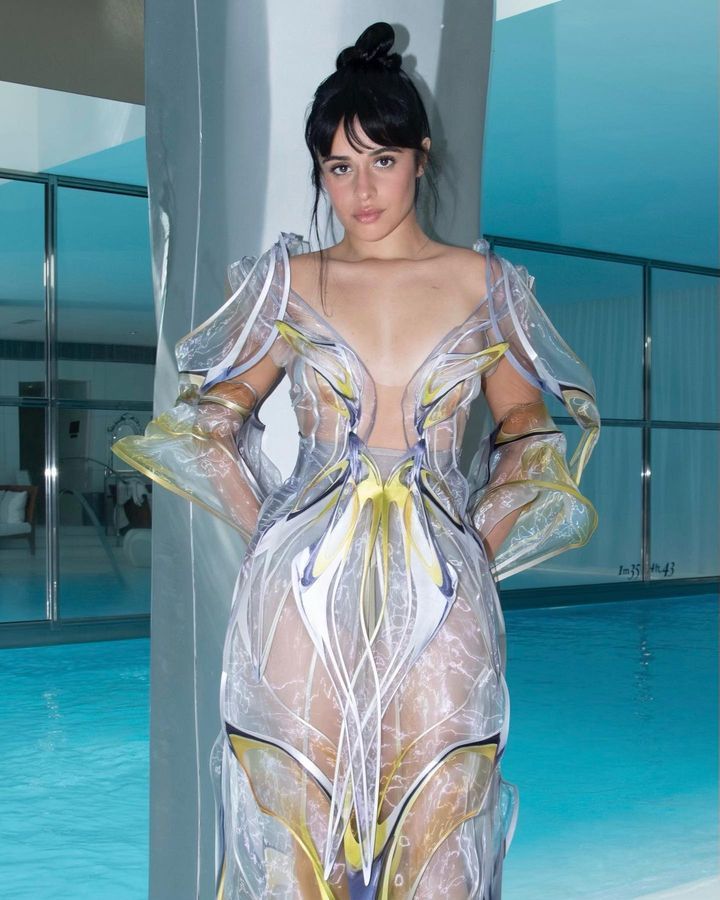 Camila Cabello en el desfile de Alta Costura de Iris Van Herpen.