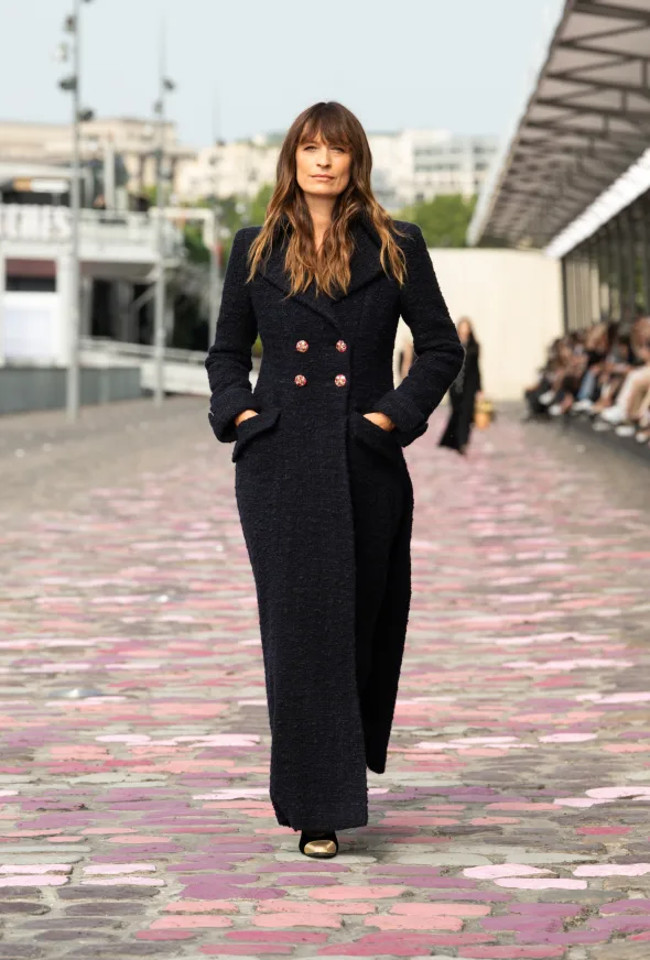 Caroline de Maigret abre el desfile de Chanel.