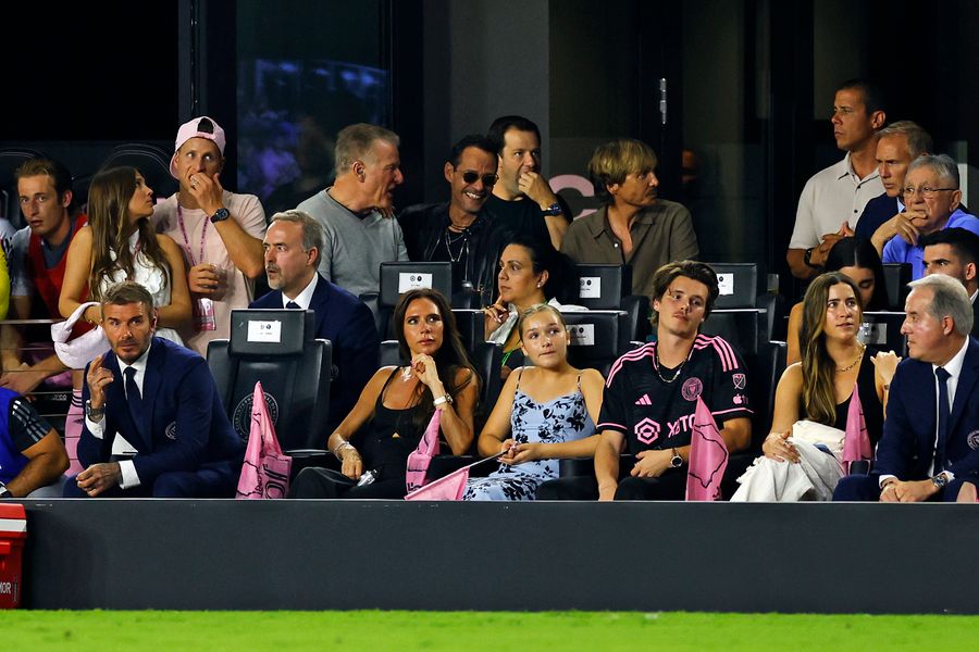 David Beckham, Victoria Beckham, Harper Beckham, un invitado, Cruz Beckham y el otro dueño del Inter Miami, Jorge Mas.
