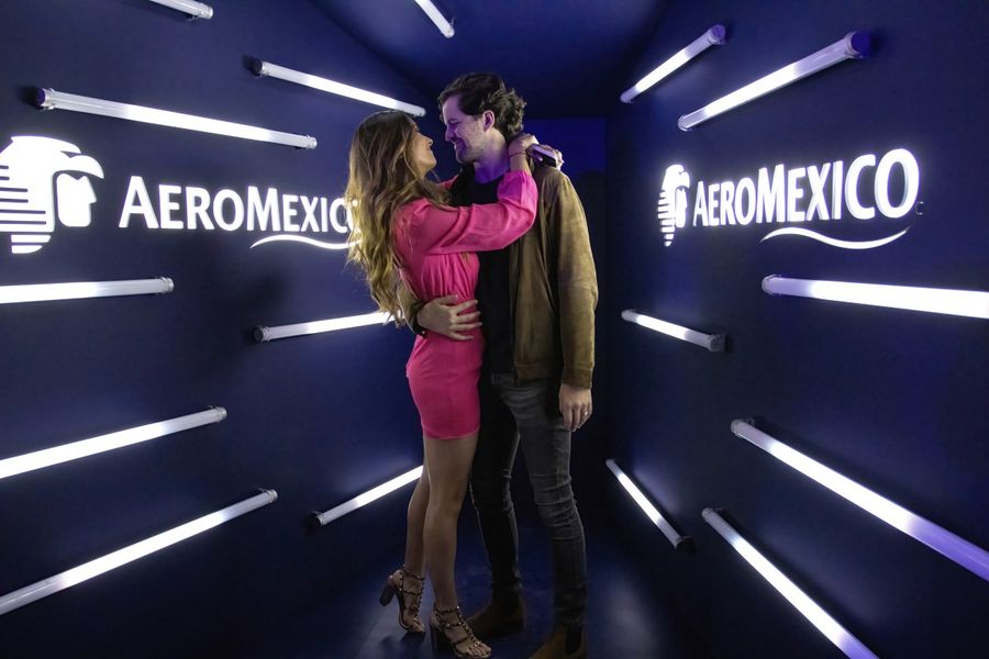 Una pareja en el photo opportunity de Aeroméxico, durante la entrega de premios DigitELLE 2023.