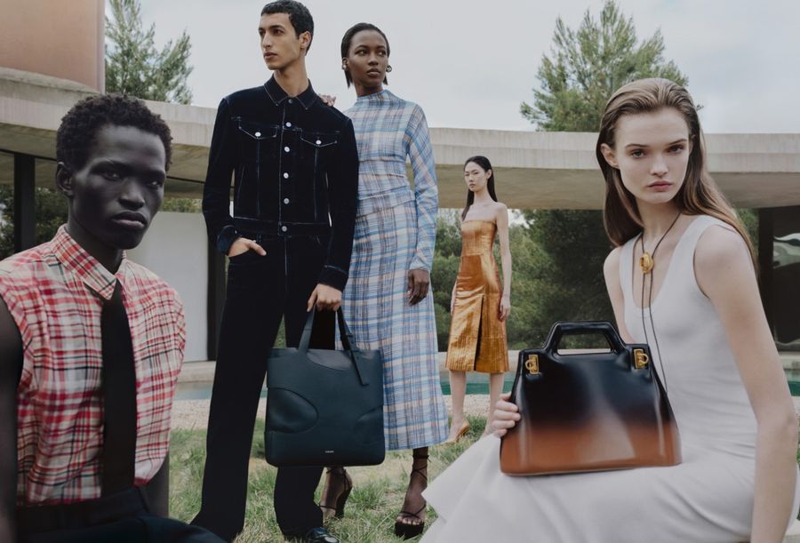 Ferragamo, cinco modelos posan luciendo prendas de la colección Pre-Fall 2023