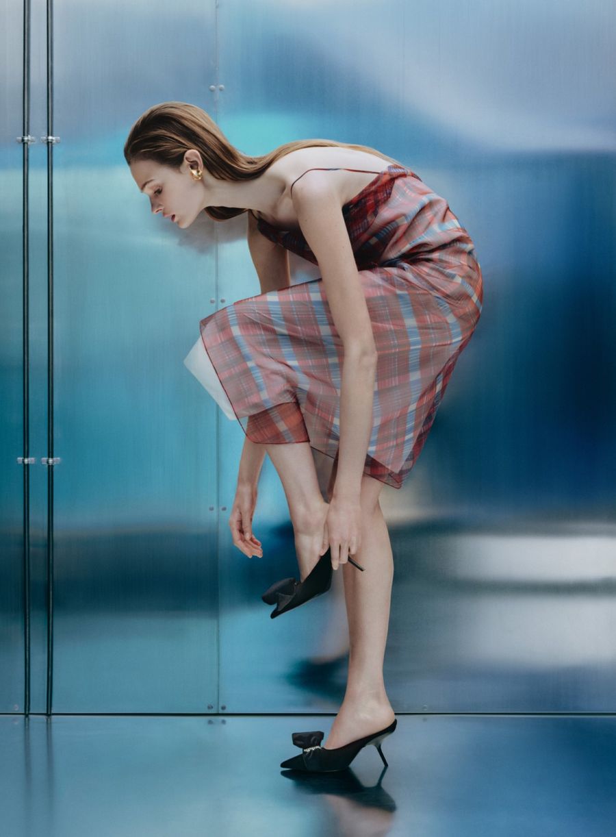 Modelo luciendo un vestido y zapatos de la colección Ferragamo Pre-Fall 2023