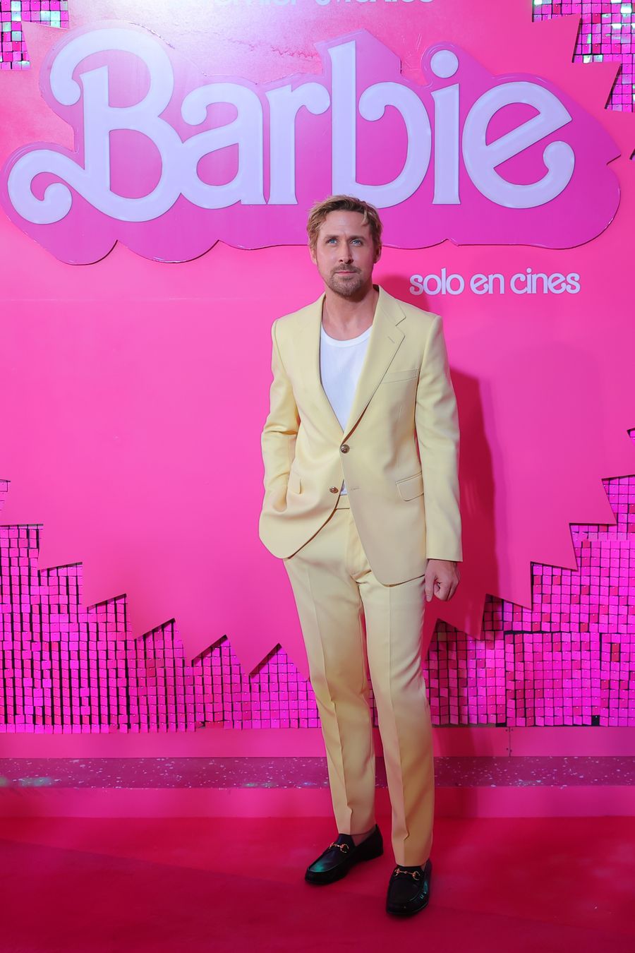 Ryan Gosling apuesta por Gucci en la premiere de Barbie en México.