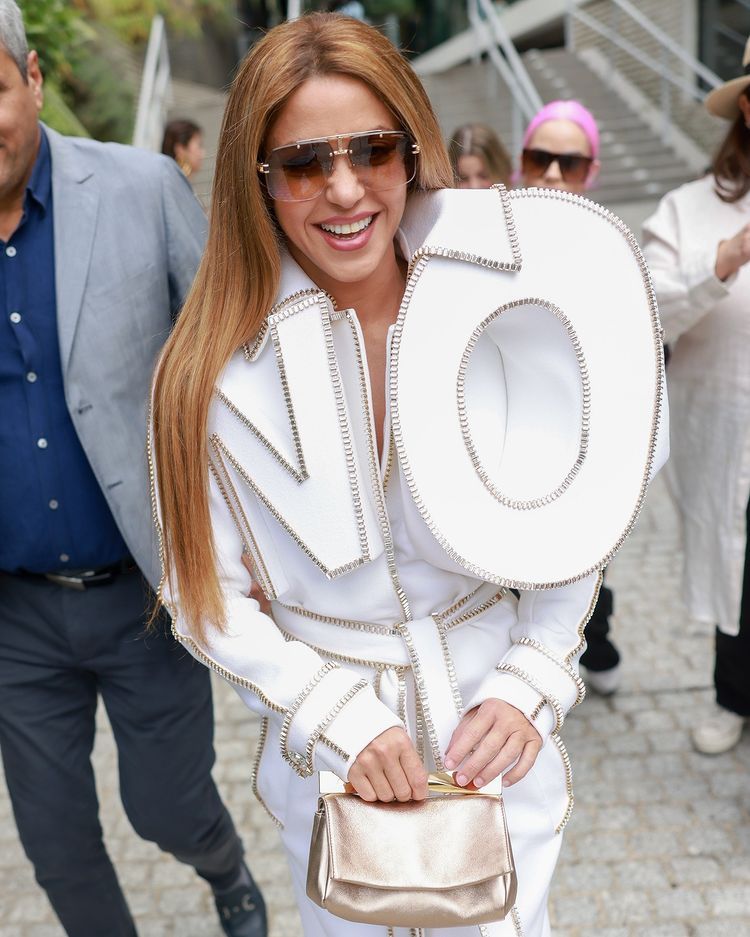 Shakira lleva un look de Viktor & Rolf con un "NO" en 3D.
