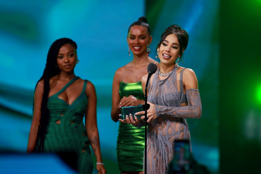 Danna Paola segundo look de red en los Premios Juventud. 
