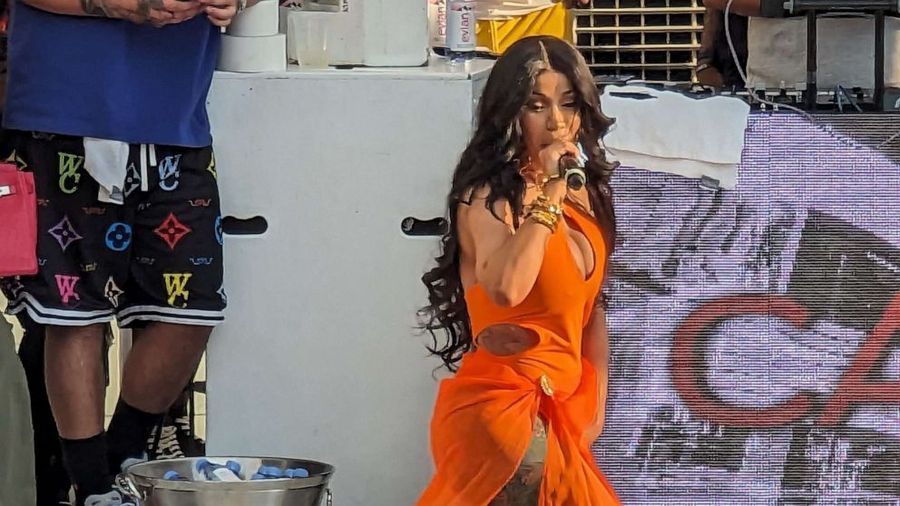 Cardi B avienta micrófono a la multitud en su concierto en Las Vegas y cae sobre dos fanáticas.
