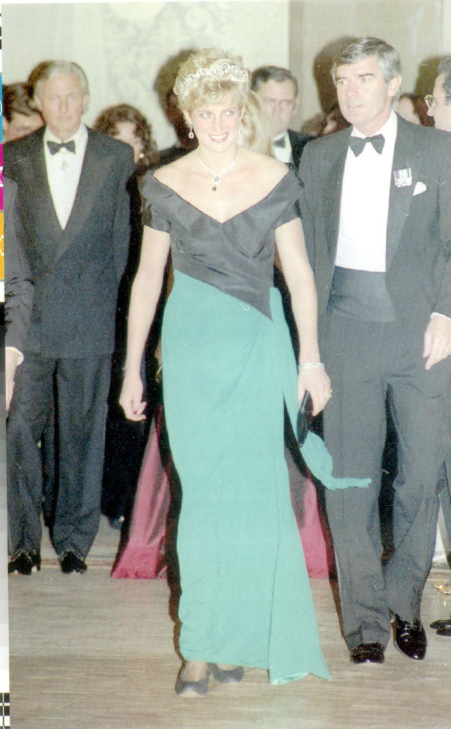 La princesa Diana en 1991 usando un diseño asimétrico de Catherine Walker.