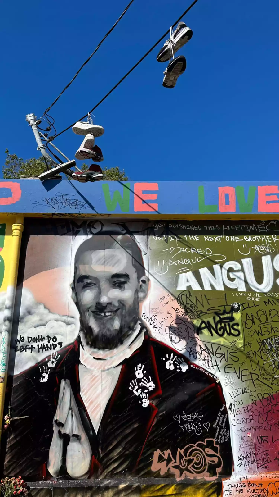 Fans crean un mural en honor a Angus Cloud.