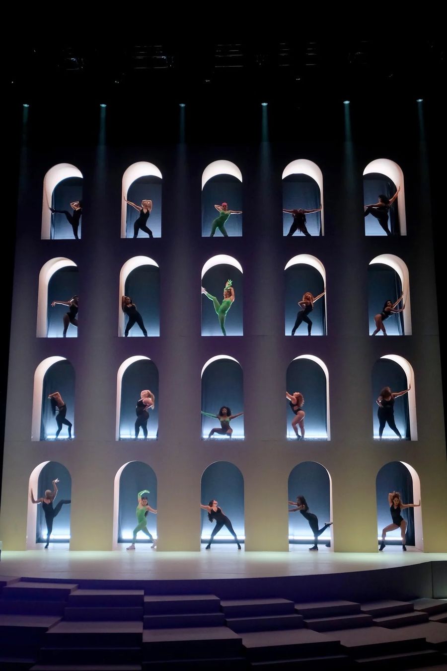 La pared de arcos en el desfile de 2019 de Savage x Fenty.