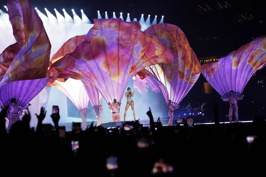 Taylor Swift reparte 55 millones de dólares en bonos a sus empleados tras el éxito de The Eras Tour en Estados Unidos. 