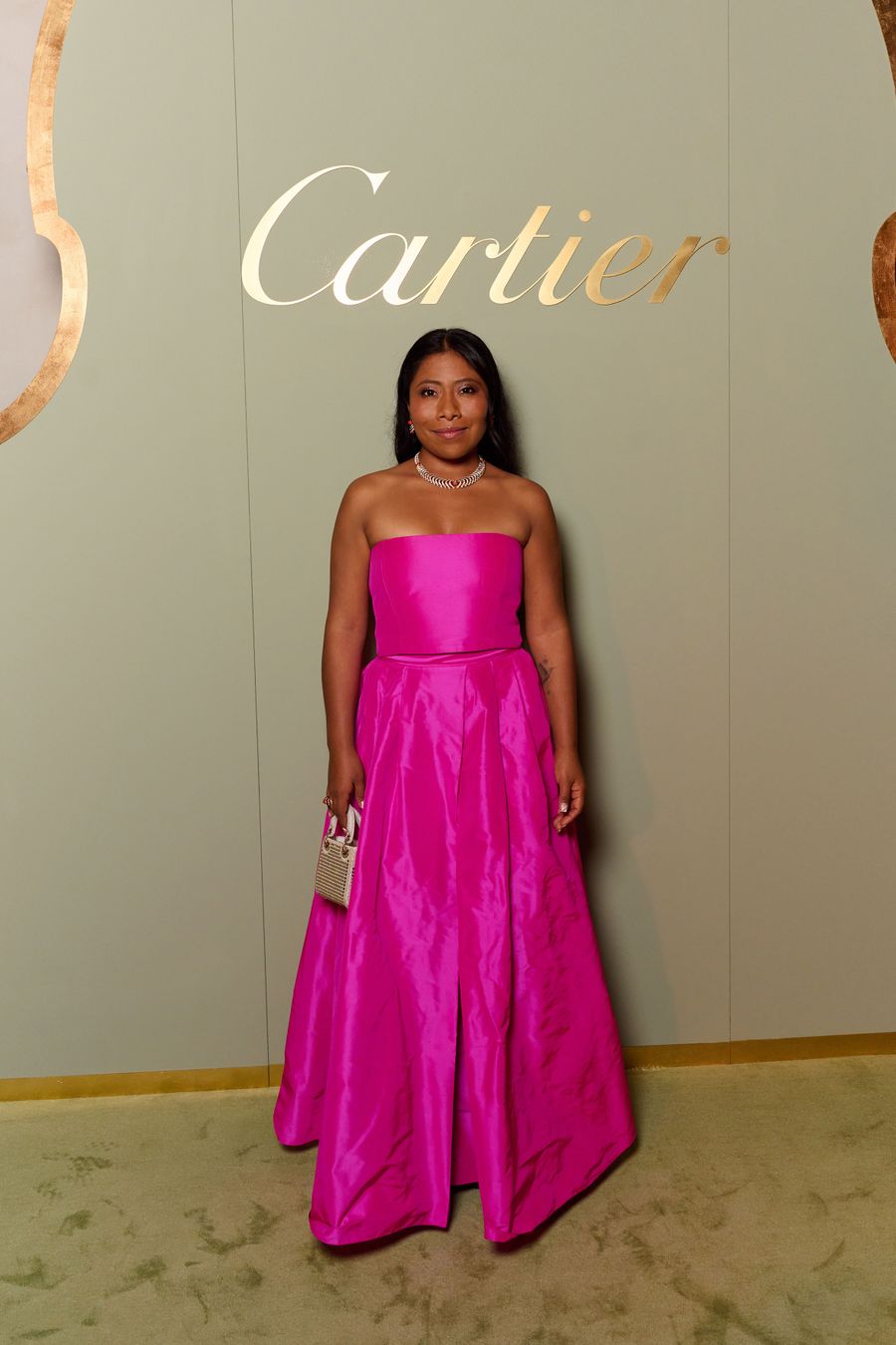Yalitza Aparicio usando vestido Dior y joyas Cartier
