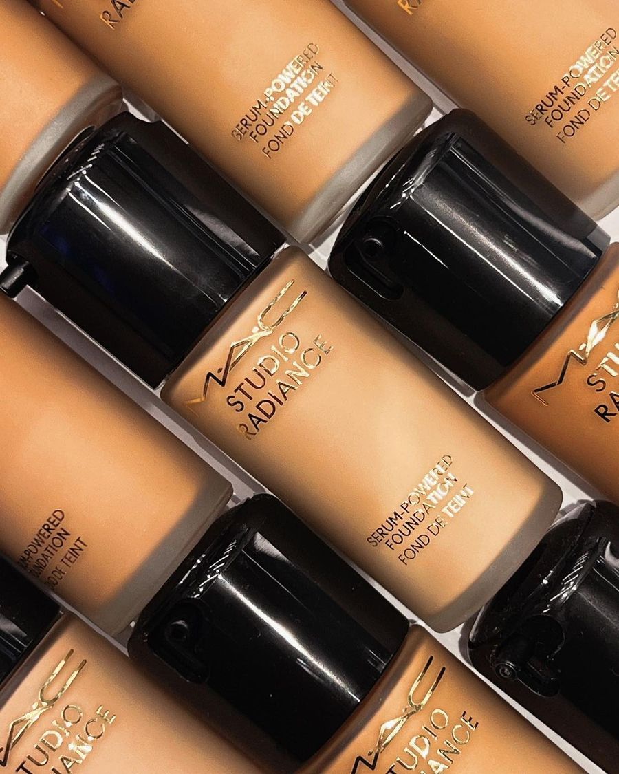 Studio Radiance Serum-Infused Foundation