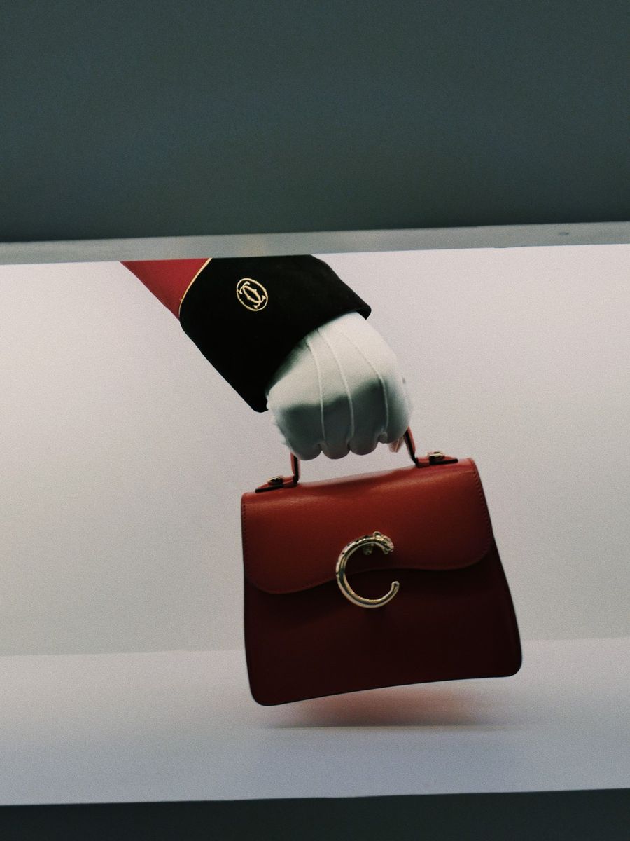 Bolso color rojo de Cartier, durante la presentación de la colección Panthère de Cartier