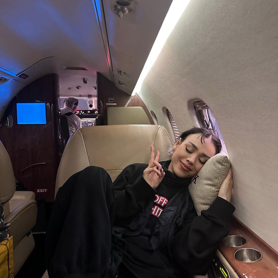 Danna Paola presume su flequillo en redes sociales.