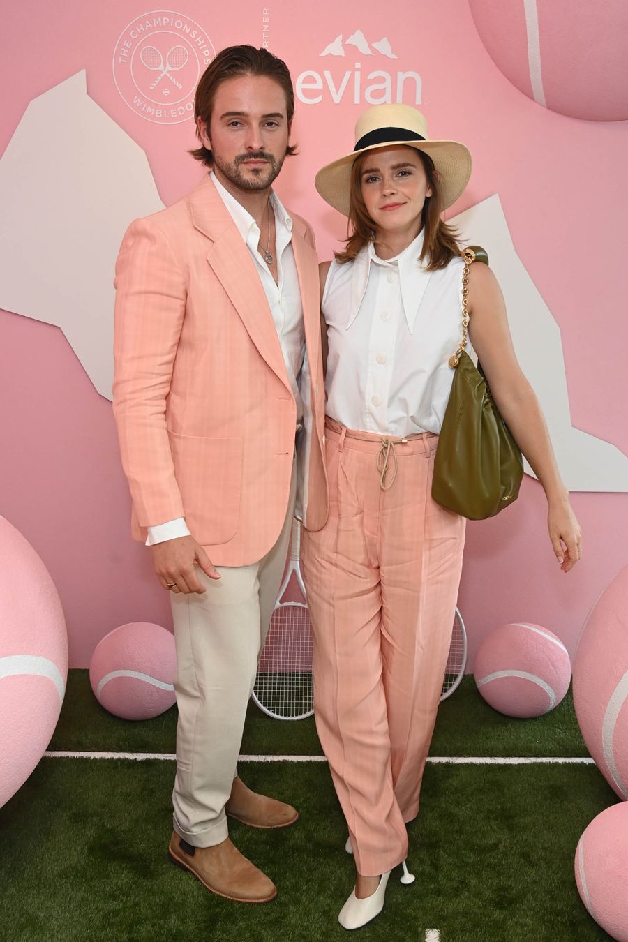 Emma Watson y su hermano, Alex Watson usan looks coordinados en Wimbledon. 