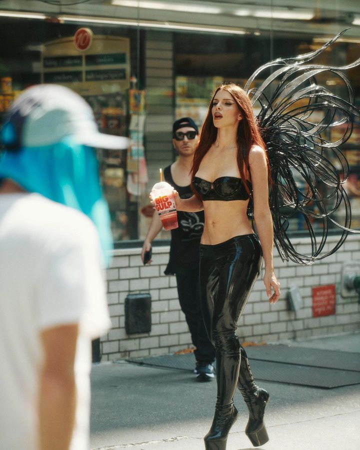 Julia Fox lleva sus alas de Victoria's Secret a las calles.