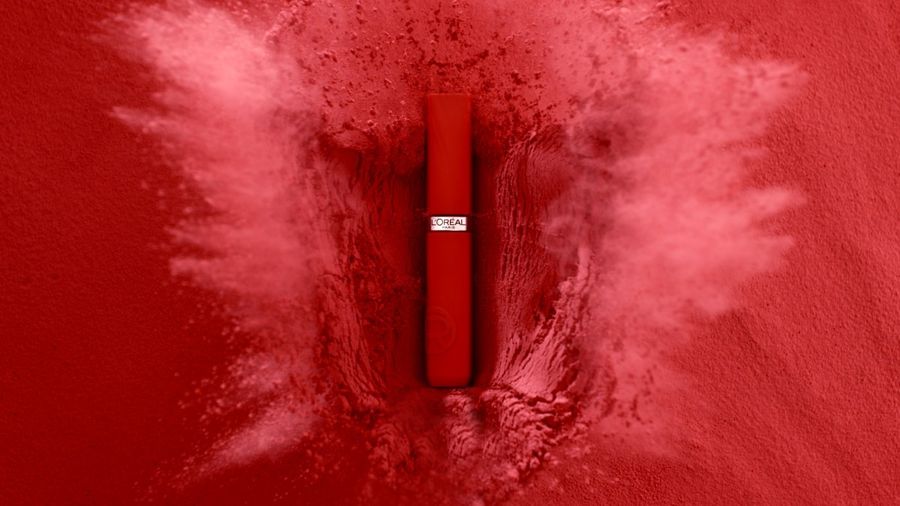 Fotografía, con fondo rojo del labial L’Oréal Matte Resistance rojo que uso Kendall Jenner.