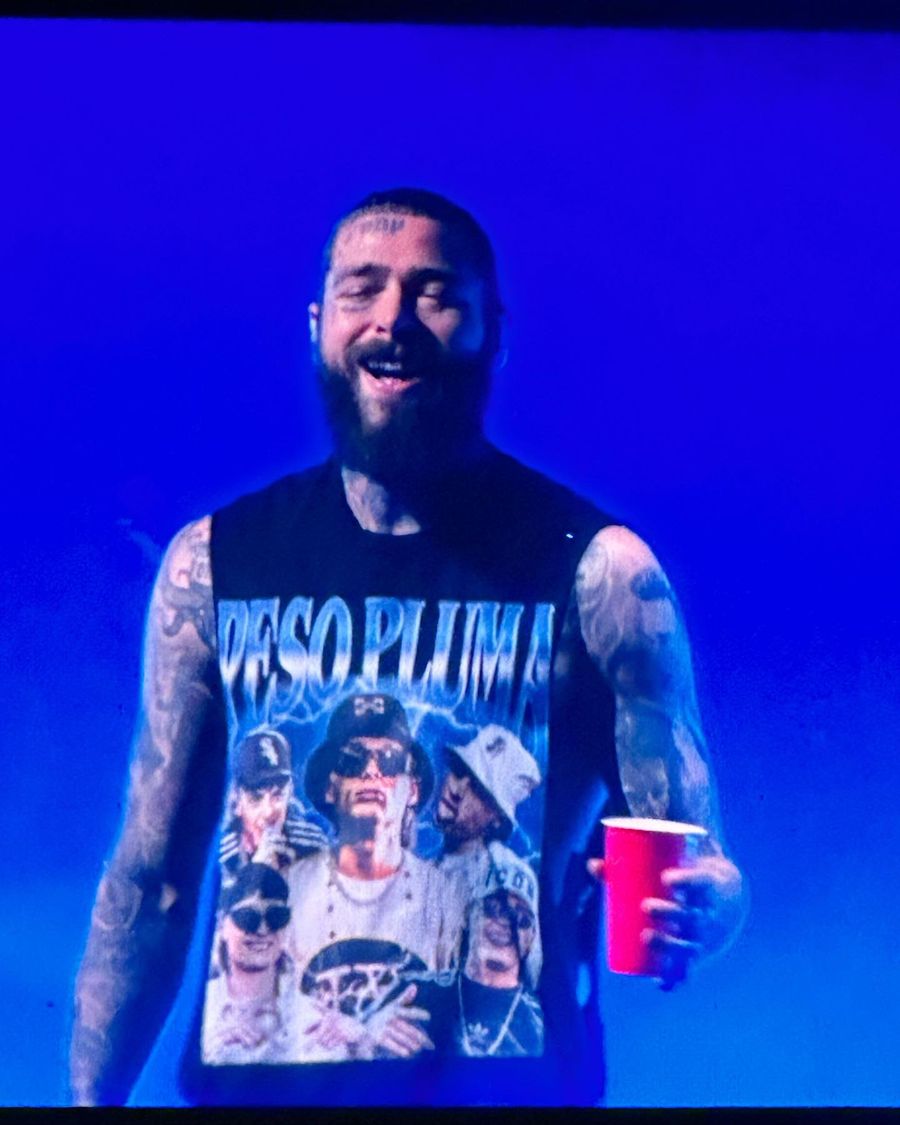 Post Malone usa una playera de Peso Pluma.