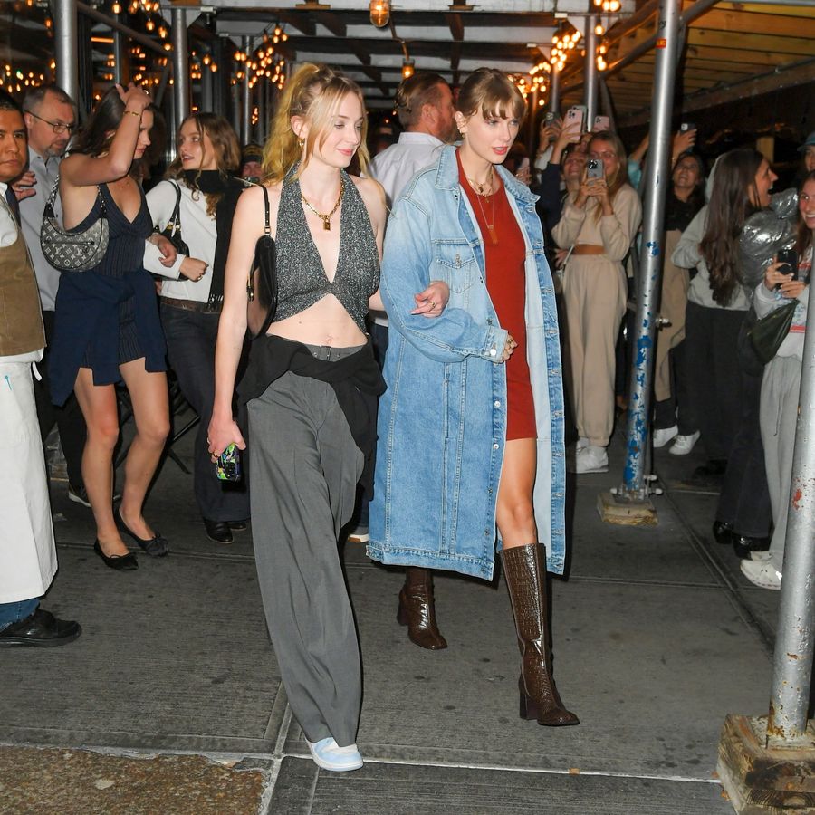 Sophie Turner y Taylor Swift son captadas cenando juntas en Nueva York. 