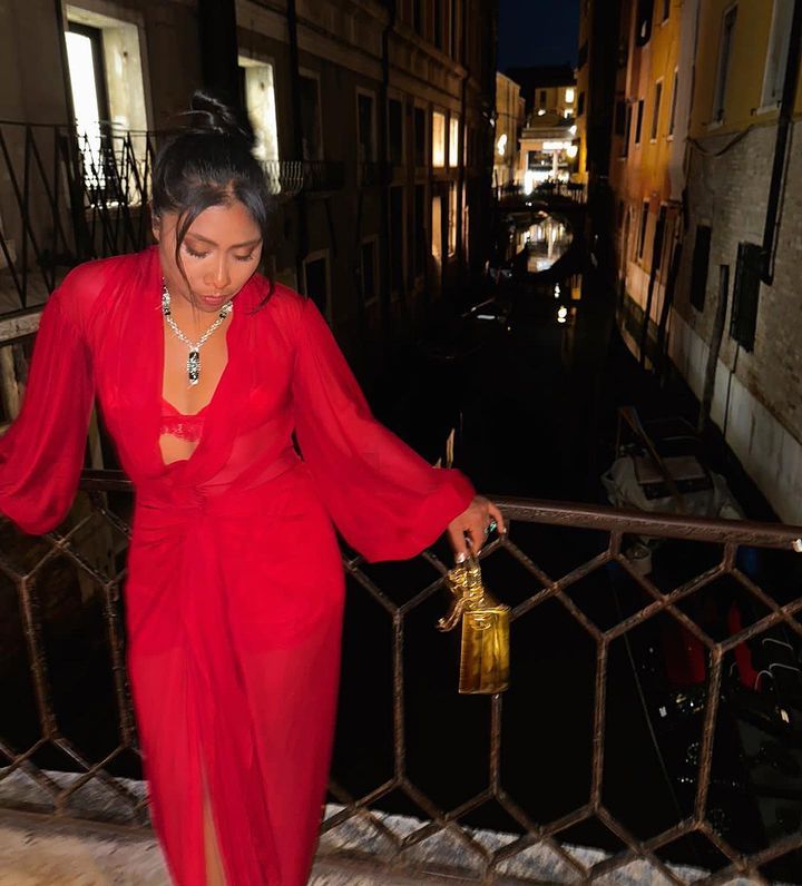 Yalitza Aparicio usa Dolce&Gabbana en Venecia.