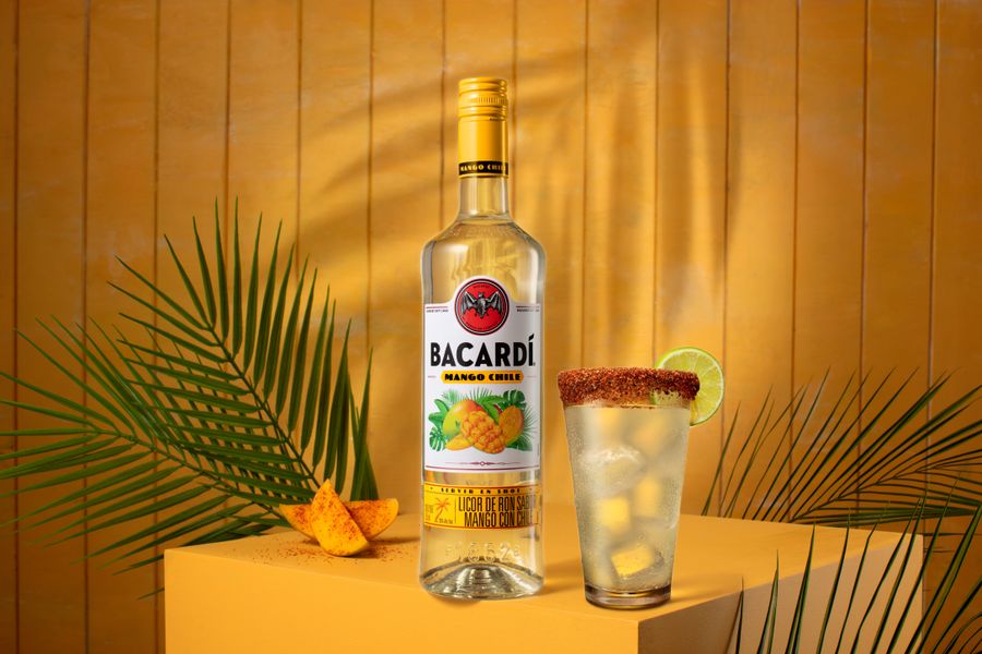 Foto de un coctel Bacardí Mango Fuego, preparado con Bacardí Mango Chile