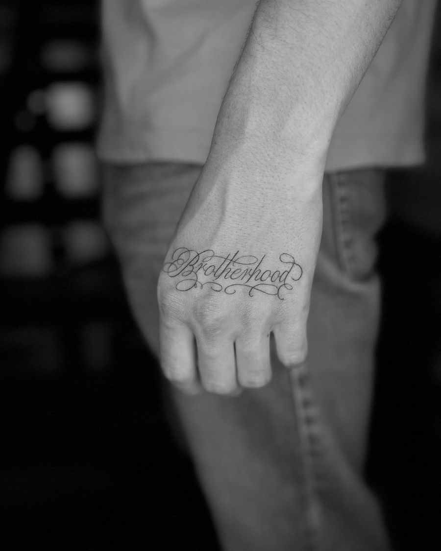 Los Beckham se tatúan "Brotherhood" en honor a su hermandad.