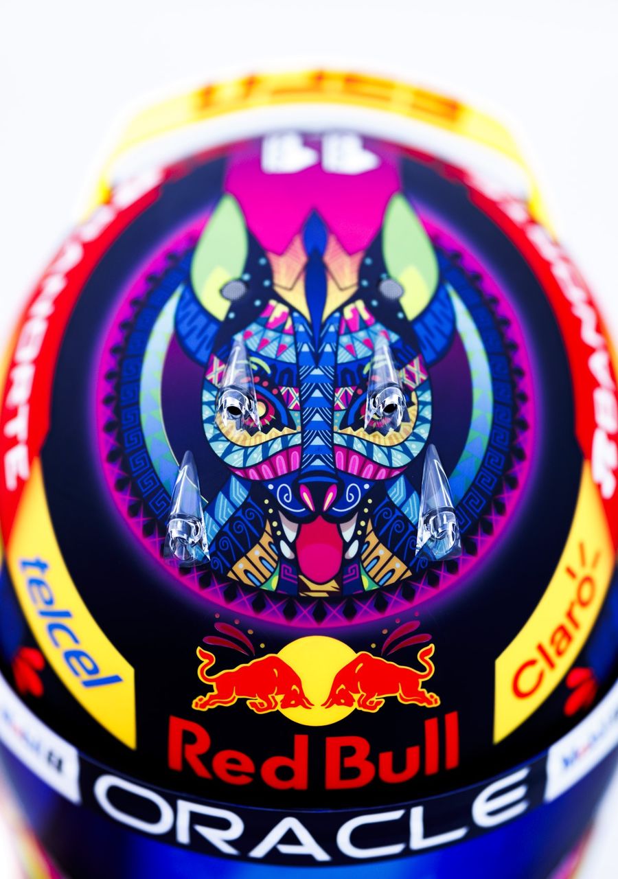 Detalle del Xoloitzcuintle en el casco de checo perez para la F1 del México GP 2023, presentado por intermx