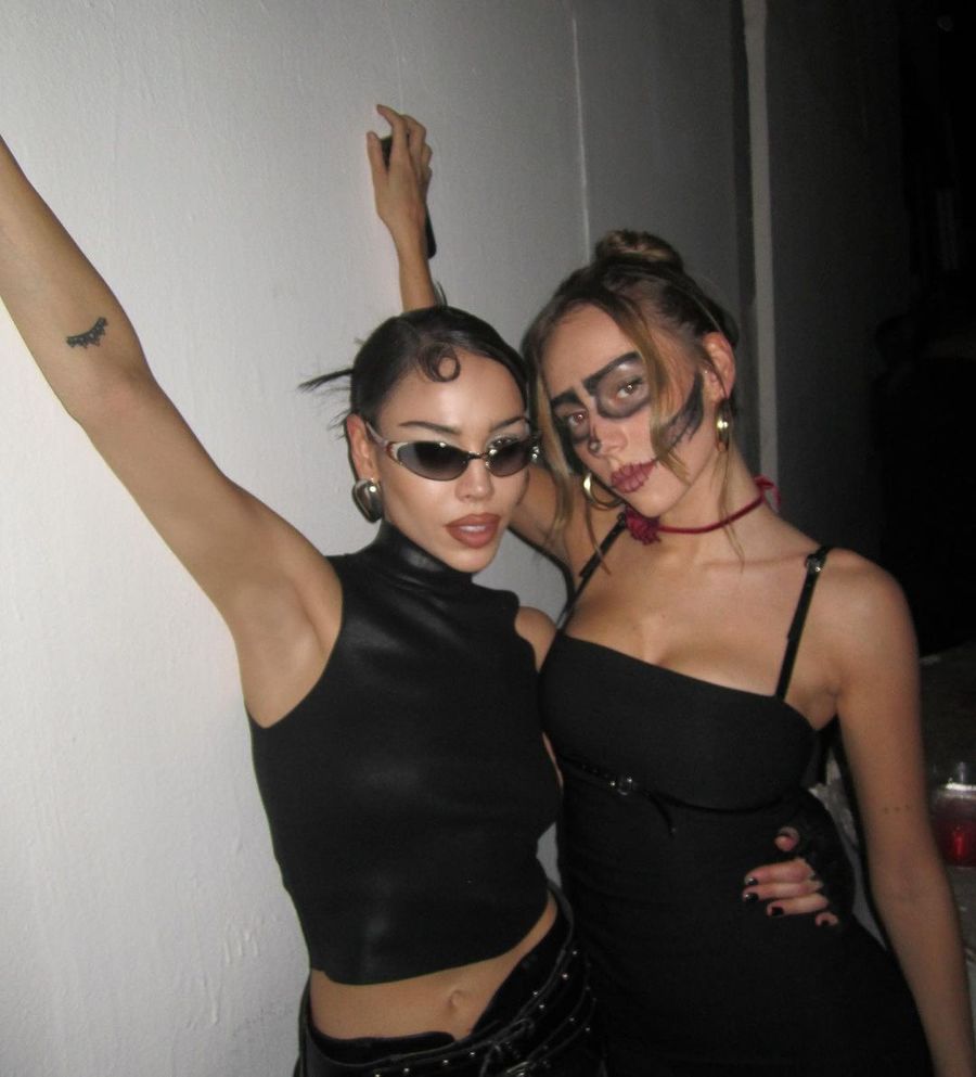 Danna Paola y Ester Expósito en Halloween. 