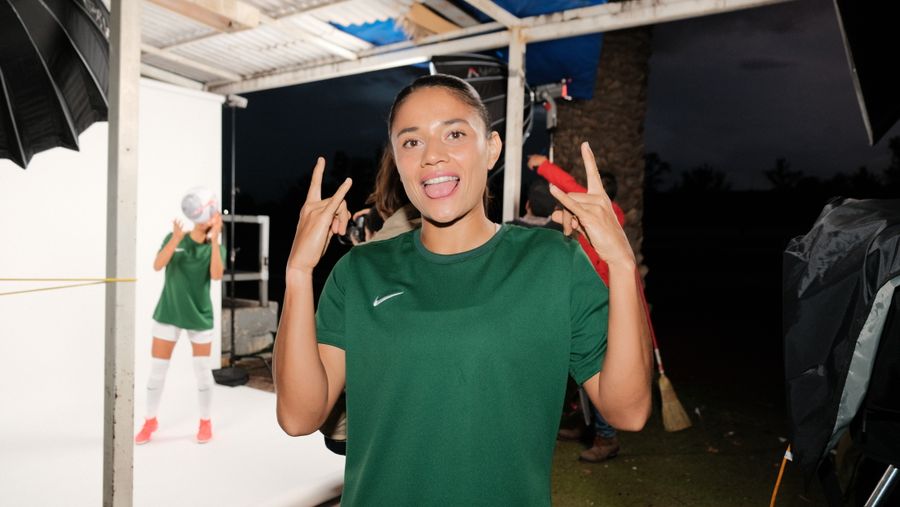 Capi Bernal muy sonriente con playera verde, durante la campaña de NIKE Piérdelo todo gánalo todo.