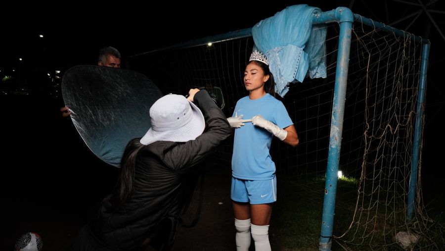 Nancy Antonio representando el momento de su vida en el que no quiso fiesta de XV años y prefirió una escuela de futbol. NIKE, Piérdelo todo, gánalo todo.