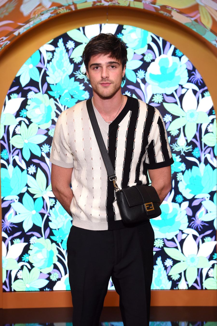 Jacob Elordi tiene una maestría en usar bolsas de lujo