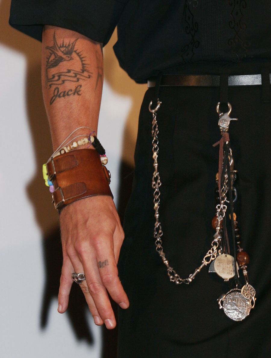 Johnny Depp tiene un gran colección de tatuajes en todo el cuerpo.