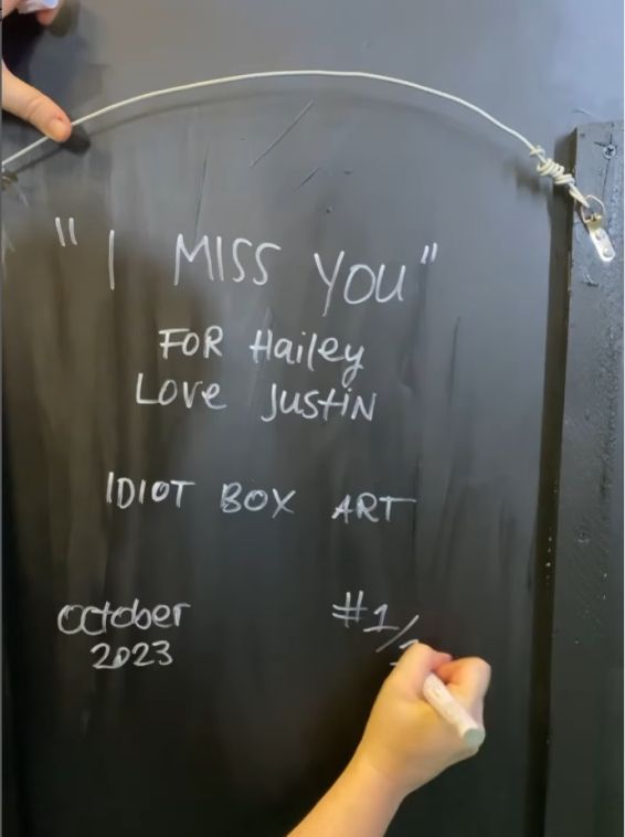 Justin Bieber le regala una obra de arte a Hailey inspirada en sus conversaciones íntimas