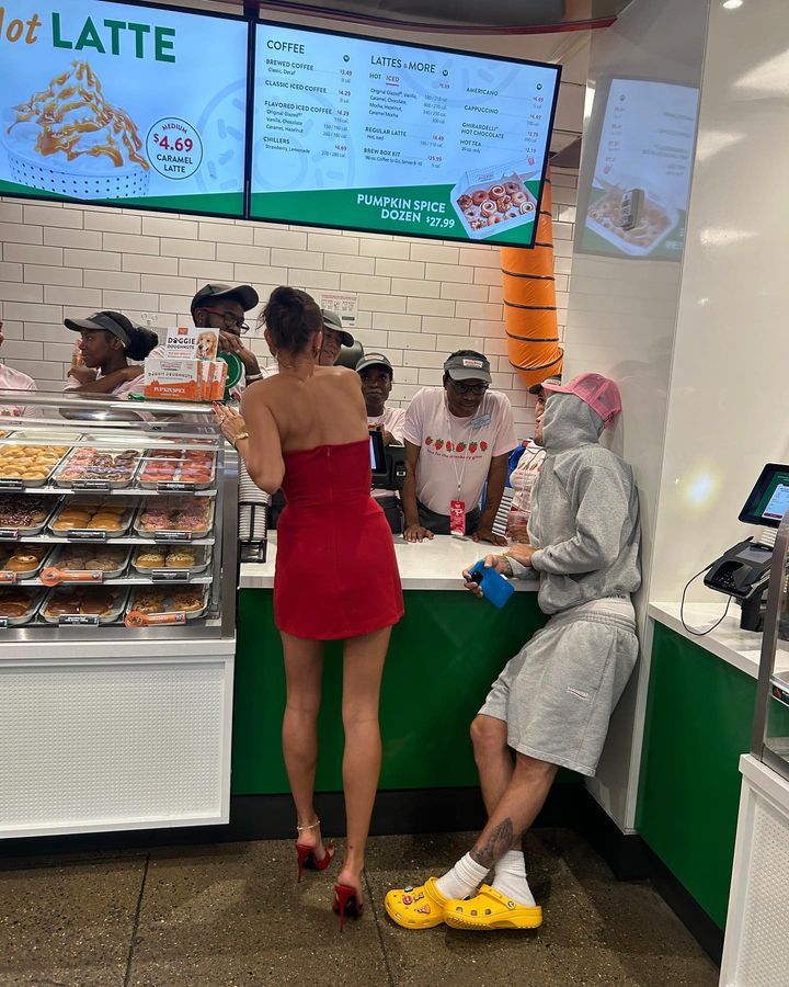 Hailey Bieber siempre on point con sus looks y Justin siempre desalineado.