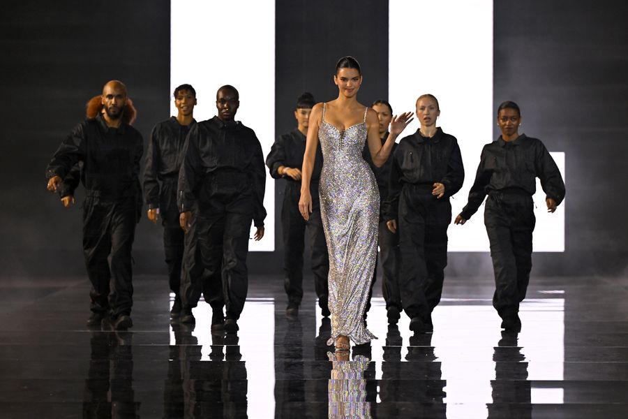 Kendall Jenner modela para L'Oreal en Paris Fashion Week.
